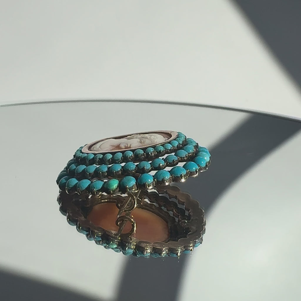 Kamee Brosche mit Türkiscabochons