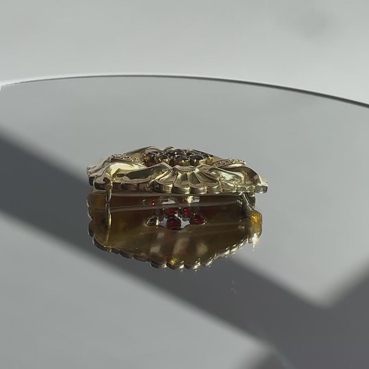 Schaumgold Brosche